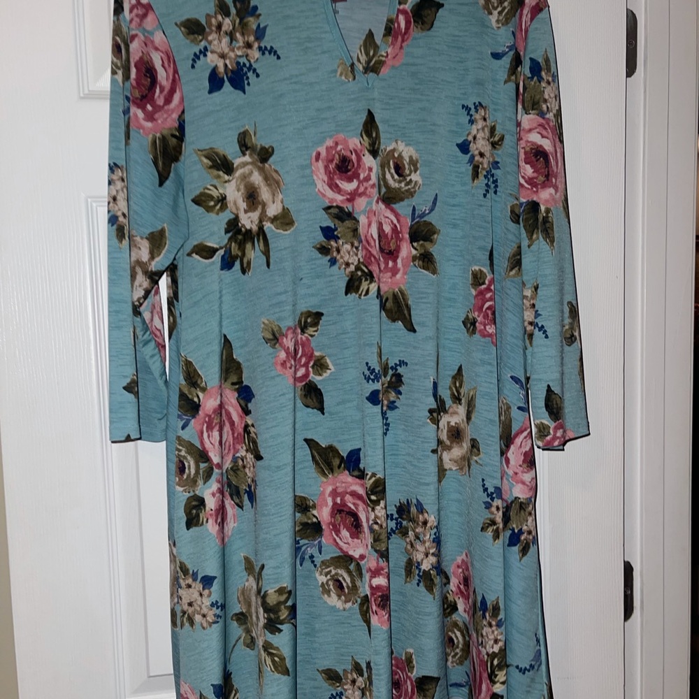 Baby blue floral shirt with keyhole in front Three-quarter sleeves